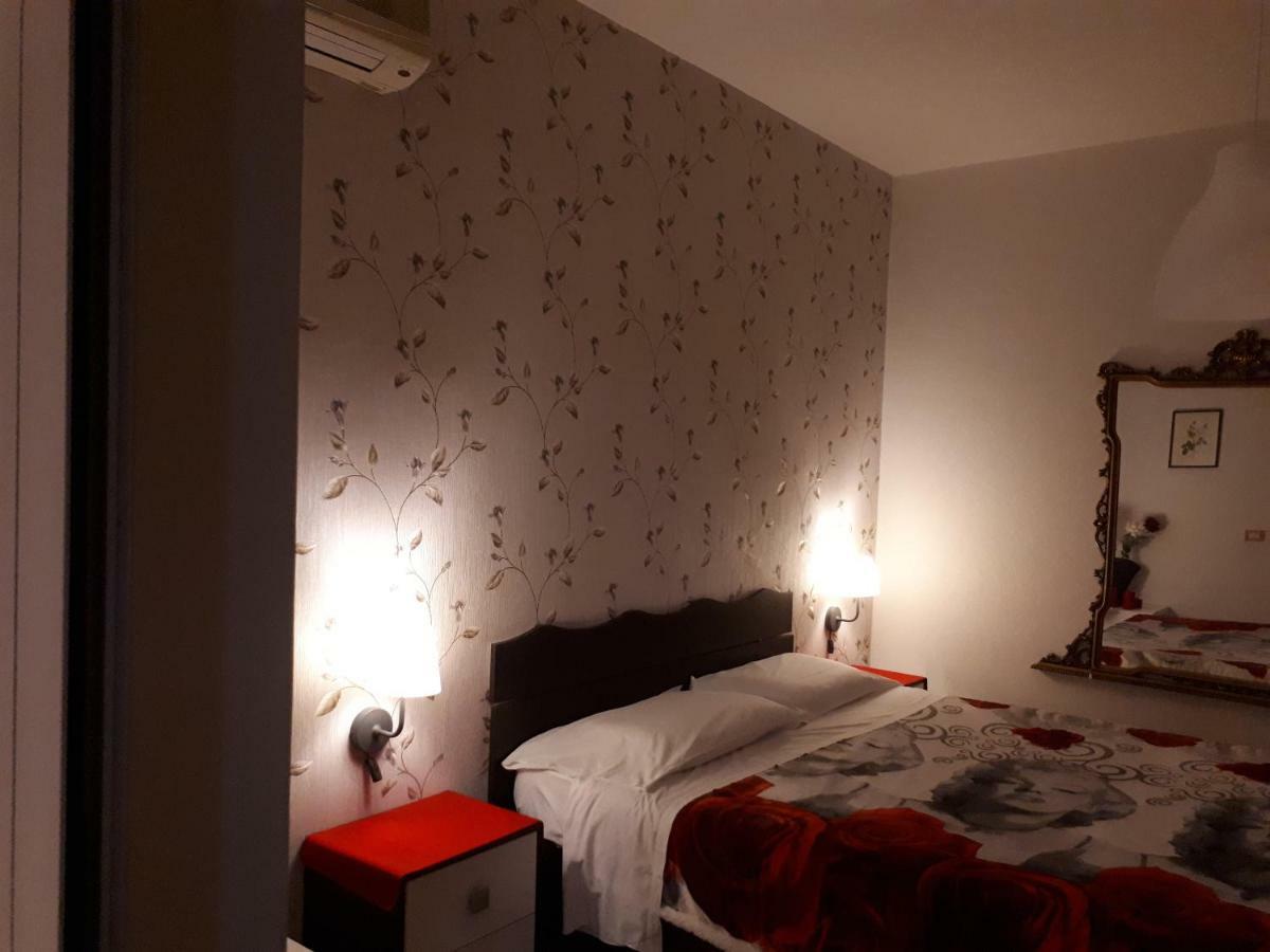 Thaire Hotel 2*