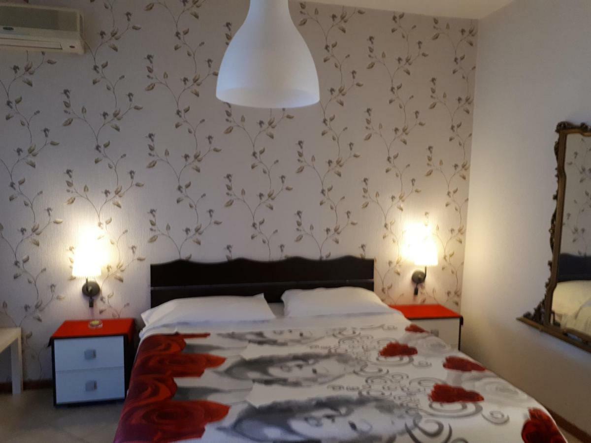 Thaire Hotel 2*